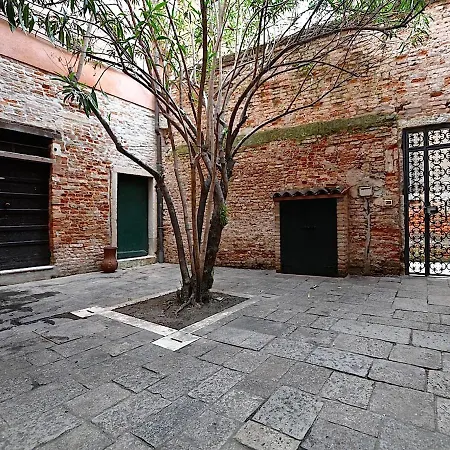 Chandeliers Lägenhet *