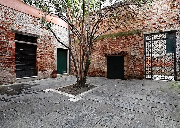 Chandeliers 公寓 *